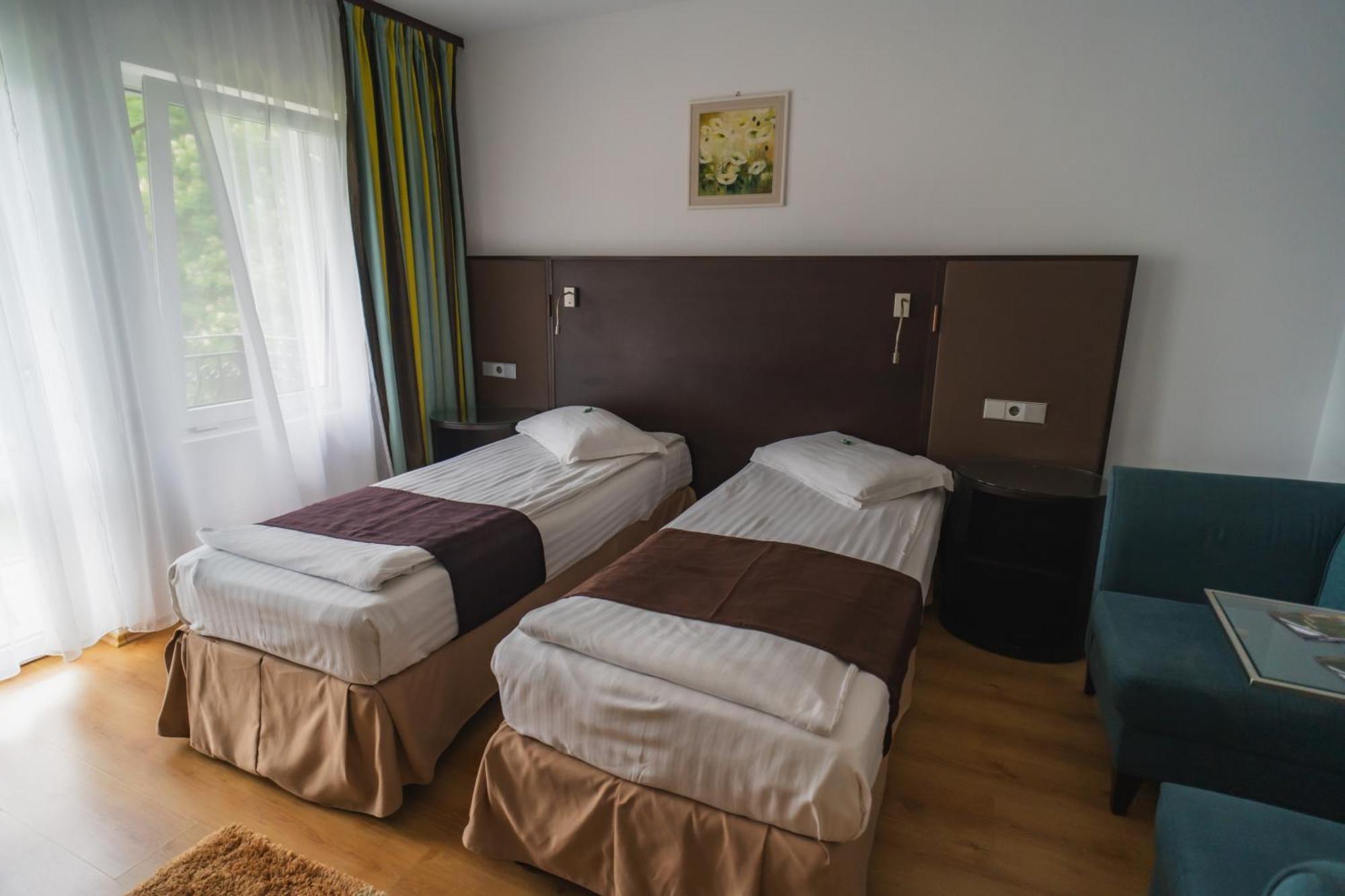 Hotel Dobsi Bazna Exterior photo