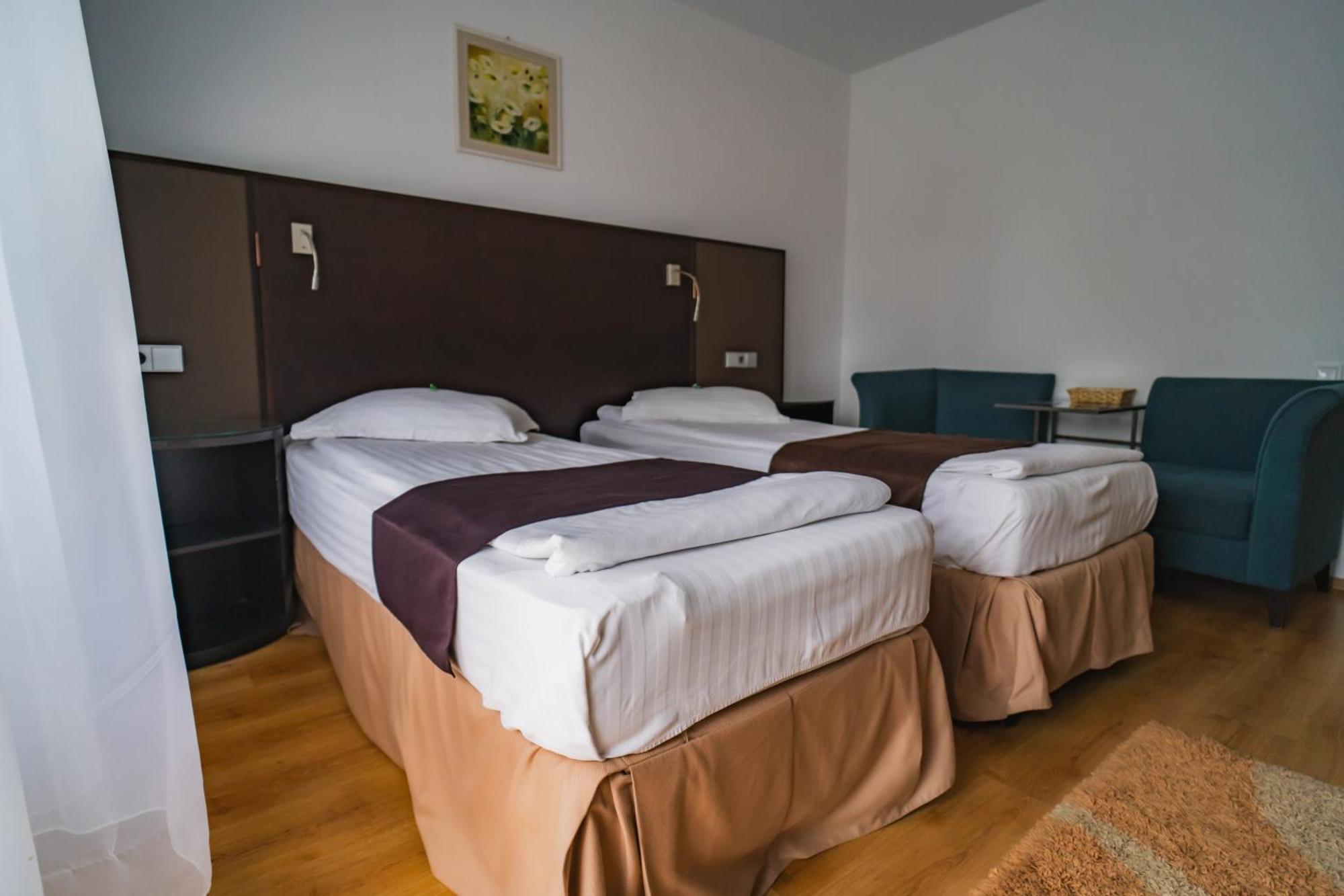 Hotel Dobsi Bazna Exterior photo
