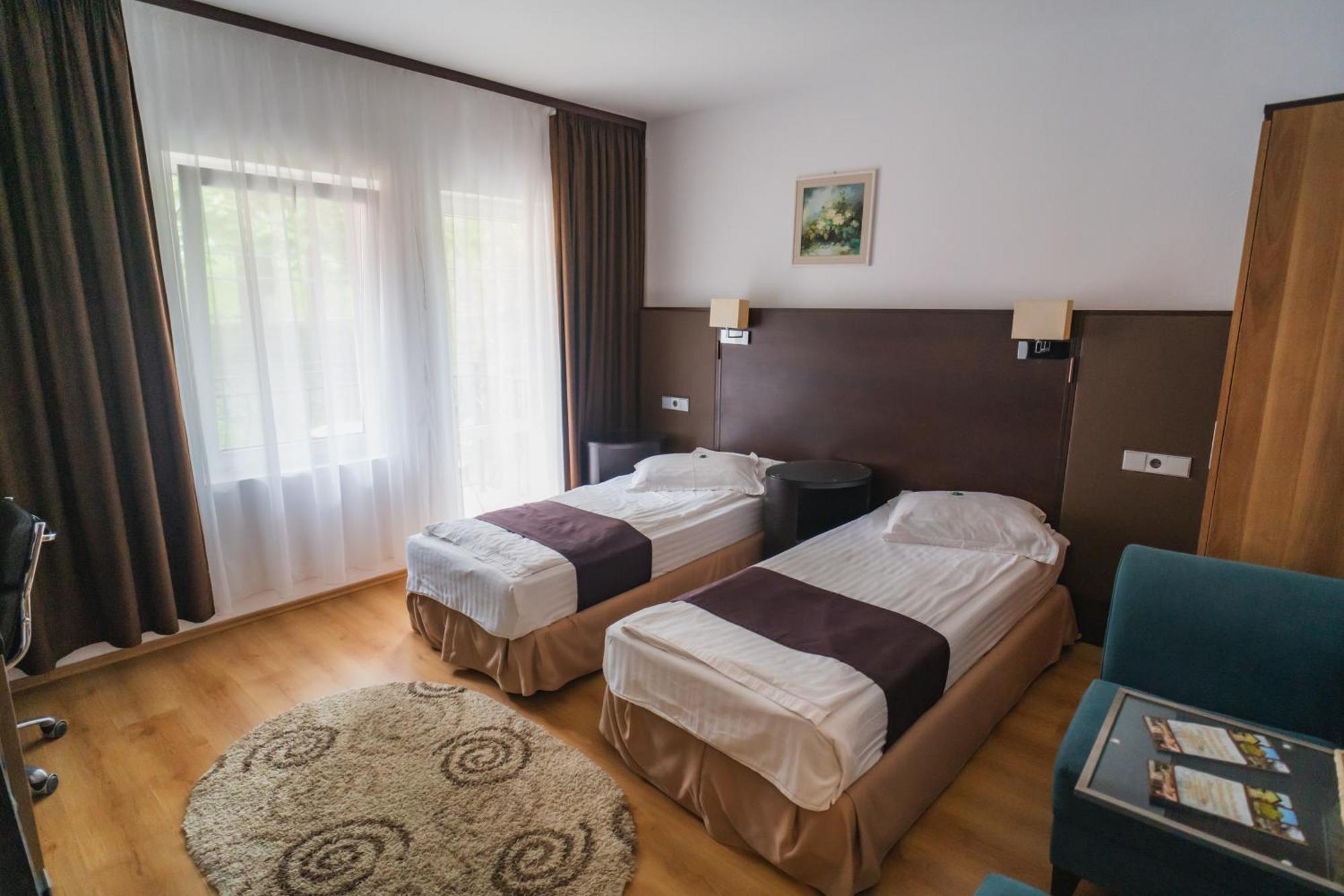 Hotel Dobsi Bazna Exterior photo