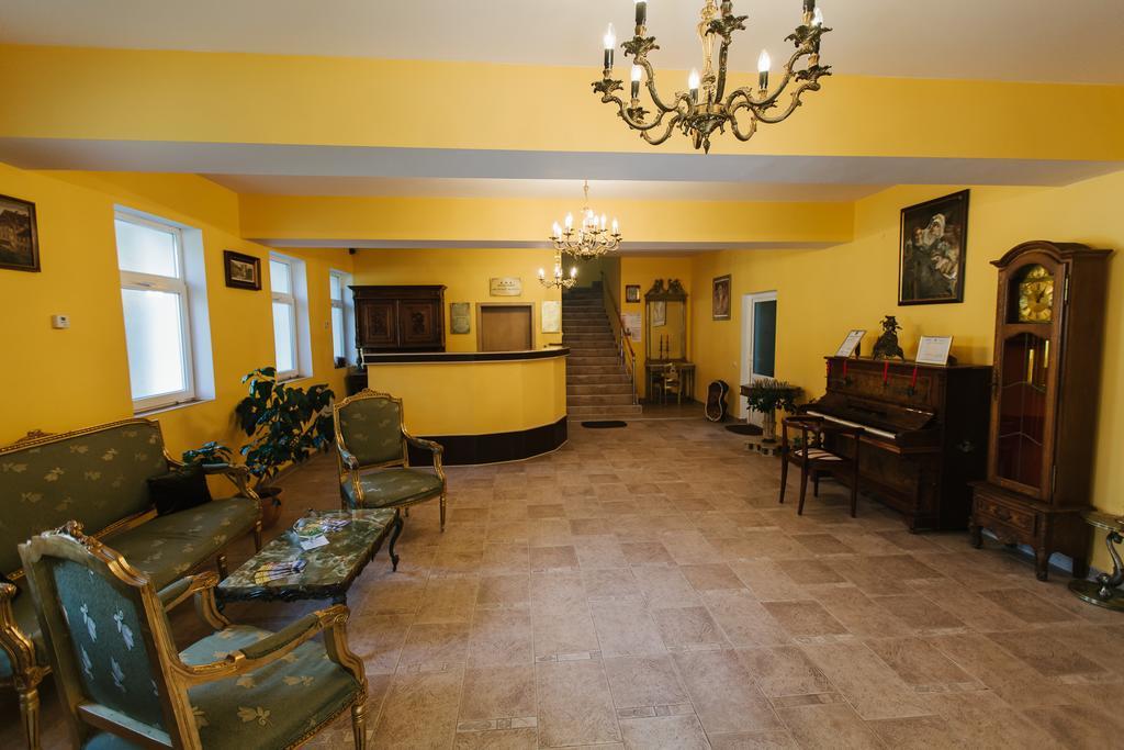 Hotel Dobsi Bazna Exterior photo